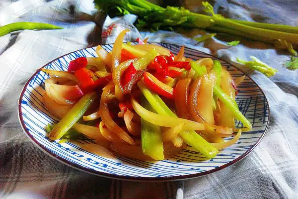 洋葱炒芹菜