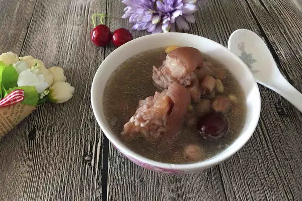 黄豆炖猪脚汤
