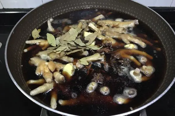 卤水鸡脚