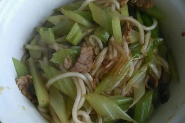 芹菜爆炒粉条