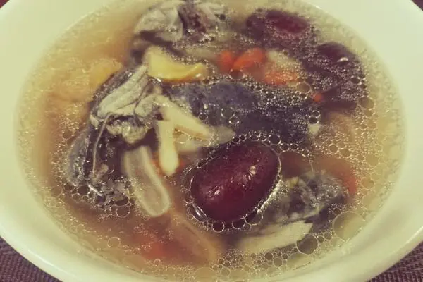 西洋参板栗乌鸡汤