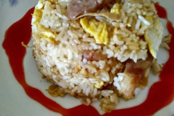 超级简单的腊肠鸡蛋炒饭