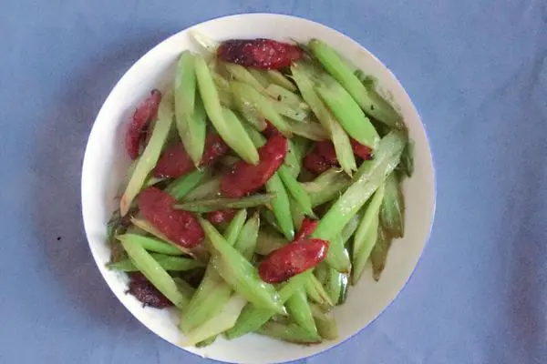 芹菜炒腊肠