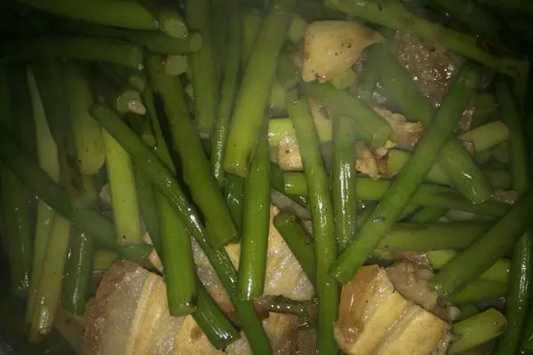 蒜苔炒烧肉
