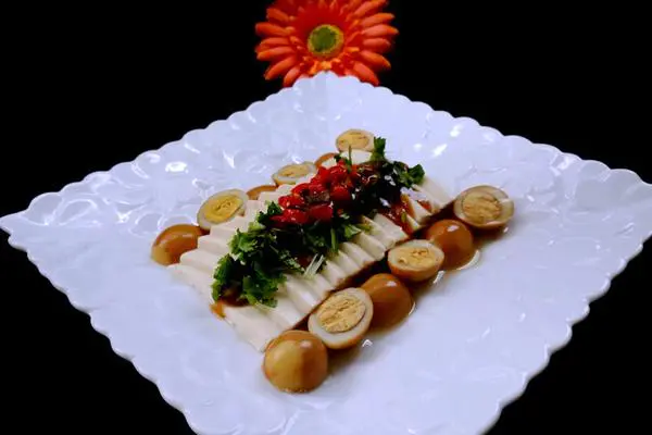 鹌鹑蛋拌豆腐
