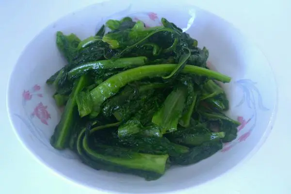 清炒紫叶莴笋叶