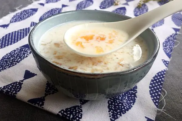 牛奶炖桃胶