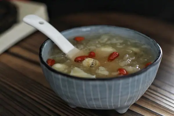冰糖银耳莲子羹