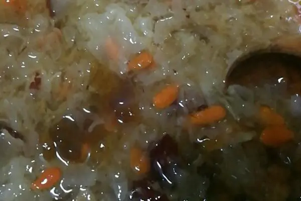 桃胶银耳枸杞红枣养生汤