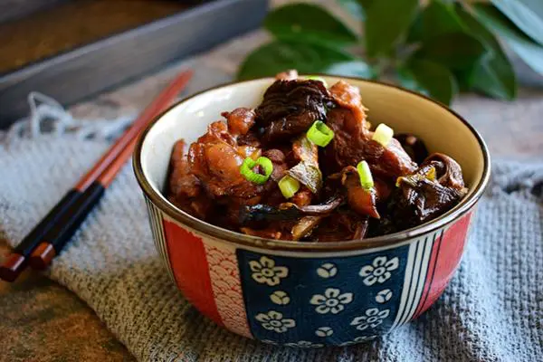 榛蘑炖鸭肉