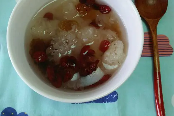 桃胶蔓越莓银耳羹