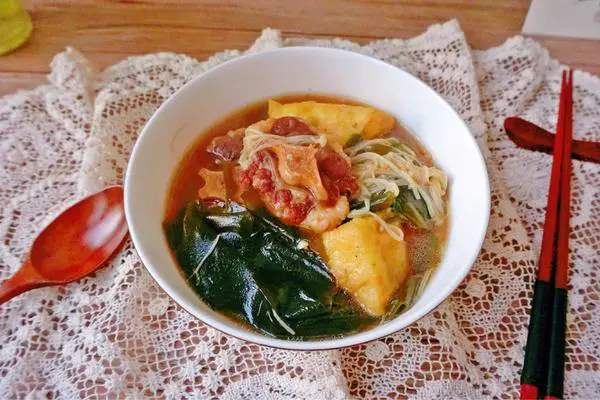 牛尾裙带金针菇豆泡汤