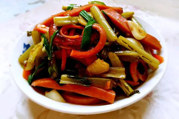 萝卜梗炒火腿肠