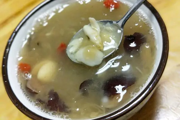 蜂蜜莲子银耳汤