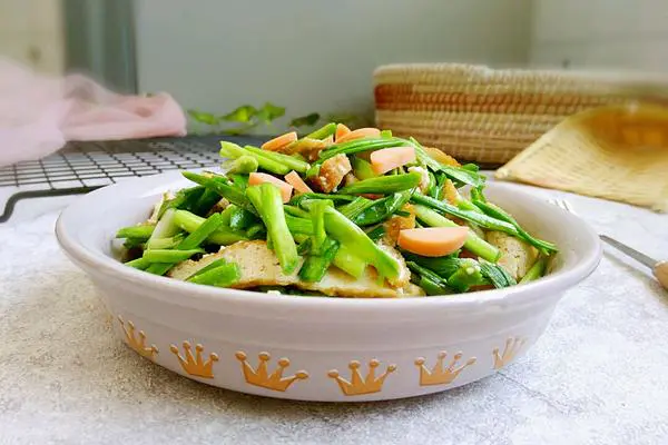炸豆腐炒青蒜苗