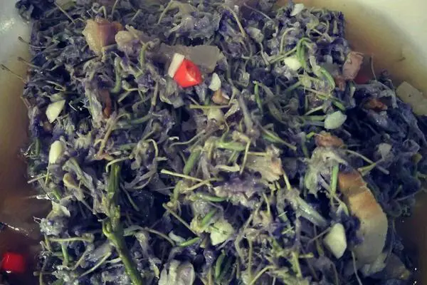 小炒紫藤花腊肉