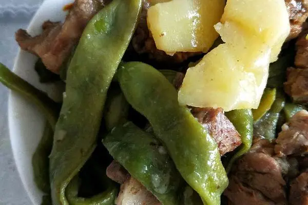 排骨炖豆角土豆