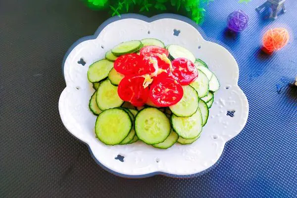 西红柿拌黄瓜