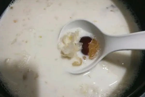 牛奶炖桃胶