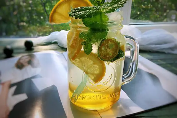 柠檬气泡水
