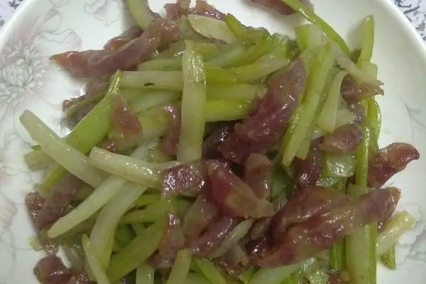 芹菜炒腊肠