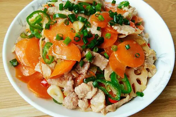 胡萝卜藕片炒肉