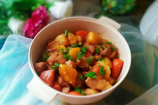 胡萝卜土豆烧肉