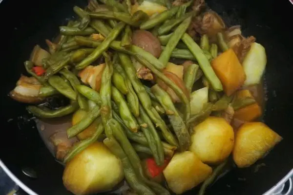 五花肉炖豆角土豆