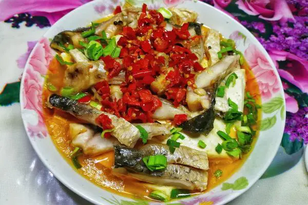 老豆腐蒸咸草鱼