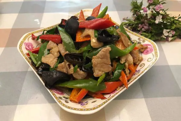双椒木耳炒肉