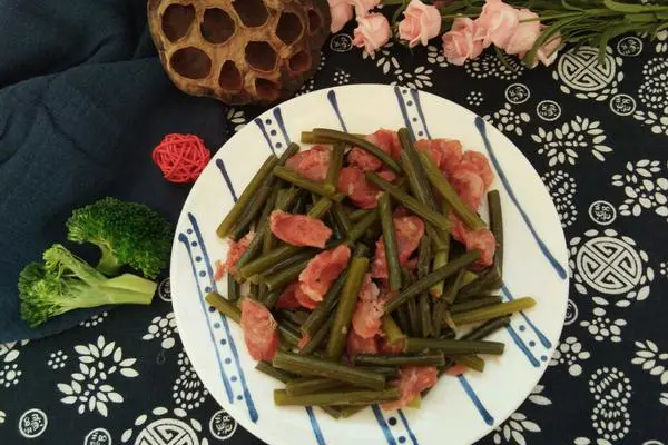 蒜苔炒腊肠