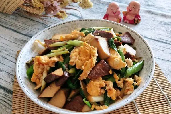 蒜苗炒香干鸡蛋