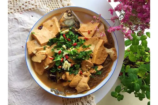 鲫鱼炖豆腐粉条