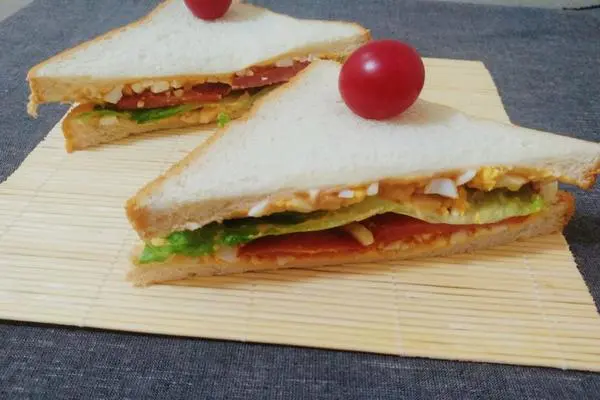 鸡蛋火腿三明治
