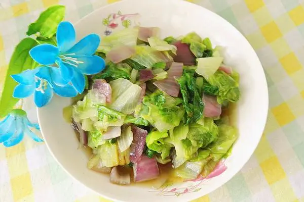 洋葱炒生菜