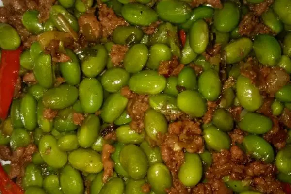 小米辣肉末炒毛豆