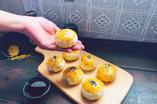 酥到掉渣的豆沙蛋黄酥,你要来一个吗?