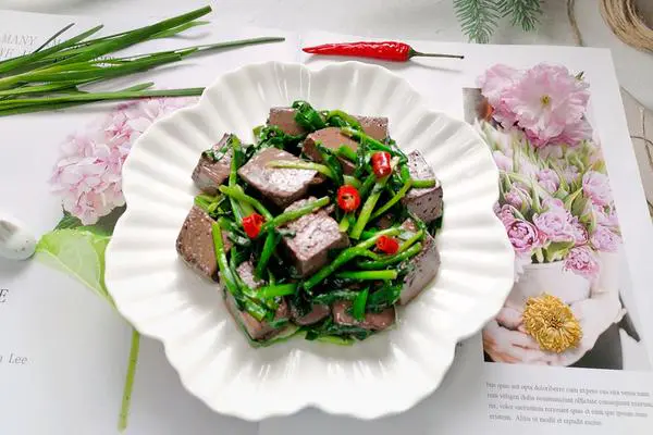 韭菜炒鸭血