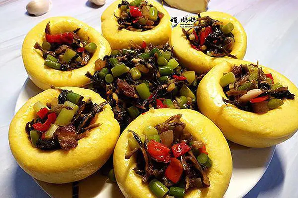 蒜苔梅干菜窝窝头