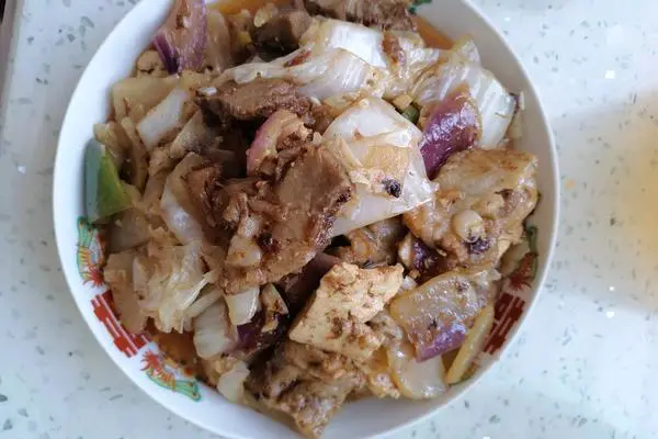 猪肘子炒白菜豆腐