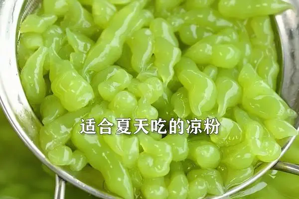 黄瓜皮做成黄瓜凉粉 消暑减脂 冰冰凉凉