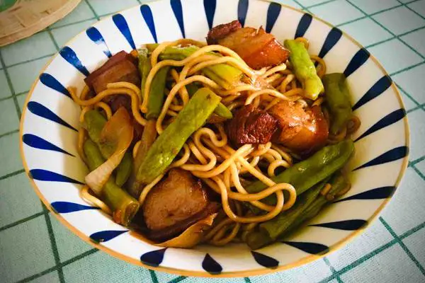 红烧肉焖面