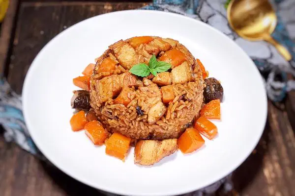 五花肉焖饭