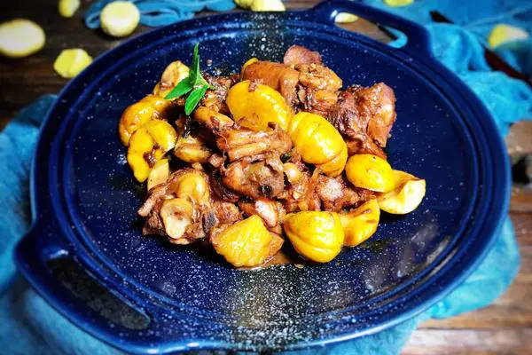 板栗焖鸡肉