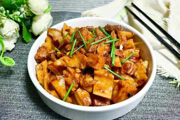 五花肉焖莲藕