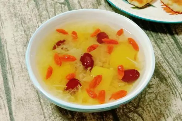 雪莲果银耳糖水