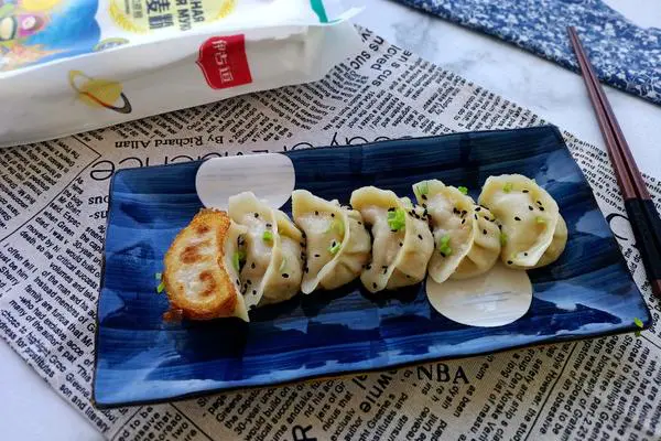 香菇胡萝卜肉馅水煎饺