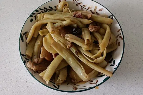 一锅出 土豆炖豆角烀饼