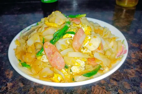 鸡蛋肉丸炒手工河粉