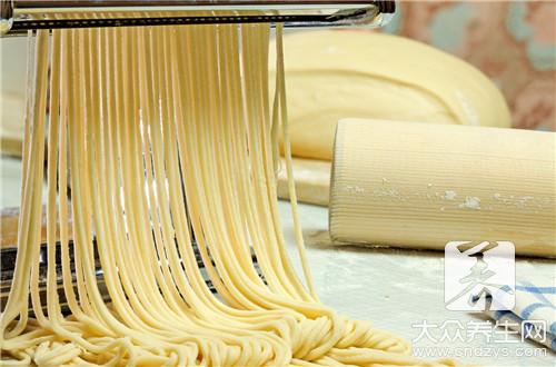 在面粉中放碱起到什么作用
